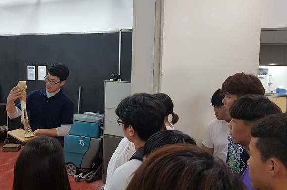 이민현 수의사가 용운고 학생들에게 강의를 하고 있는 모습. (사진=렛츠런파크 부경)