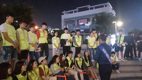 와이즈유 경찰행정학과 학생들이 18일 기장군에서 범죄예방 순찰활동을 펼치고 있다. (사진제공=와이즈유)