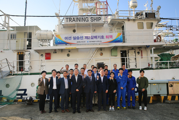 8일 제5부두에서 어선 실습선 제2갈매기호 퇴역식을 갖고 관계자들이 기념촬영을 하고 있다. (사진제공=해양수산연수원)