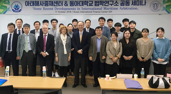 11일 부산국제금융센터에서 열린 동아대 법학연구소 ‘해외명사초청특강’에서 카를로스 에스플러그(왼쪽에서 세 번째) 교수와 실비아 바로나(왼쪽에서 네 번째) 교수, 김용의(가운데) 법학연구소장을 비롯한 참가자들이 기념 촬영을 하고 있다. (사진제공=동아대)