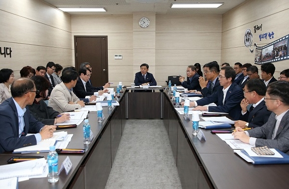 허성곤 시장 주재 일자리 추진상황 보고회 모습. (사진=김해시)