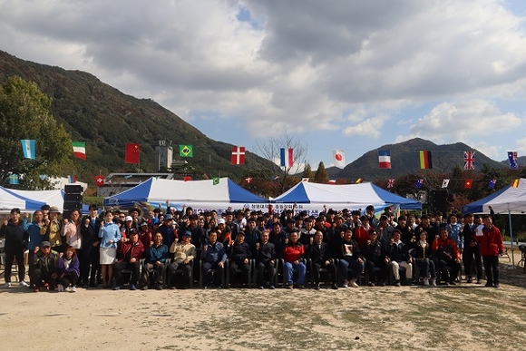 '제2회 창원대학교 총동문·교수·직원·학생 단합대회' 단체 기념촬영 모습. (사진=창원대)