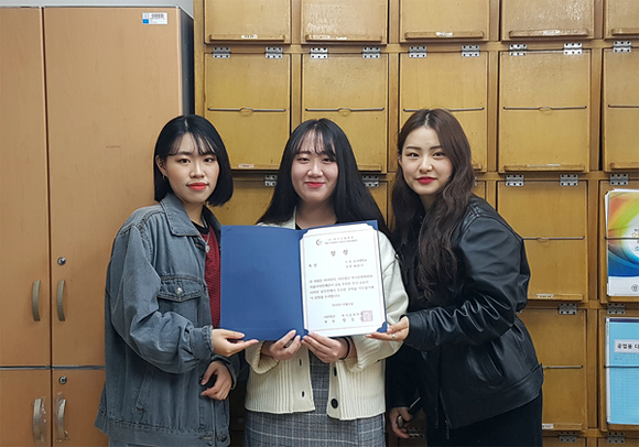 제2회 티셔츠 디자인 공모전에서 우수상을 수상한 (왼쪽부터)이다은, 배한이, 박민서 패션디자인학과 학생. (사진제공=동아대)
