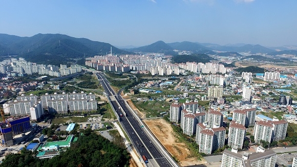 김해시 중심을 통과하는 남해고속도로 전경. (사진=김해시)