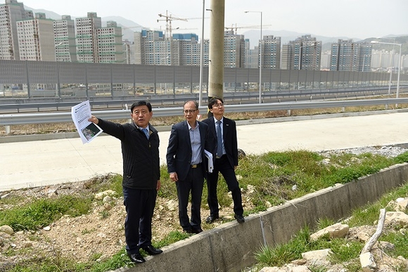 허성곤 김해시장(왼쪽)이 율하2지구 현장을 점검하고 있다. (사진=김해시)