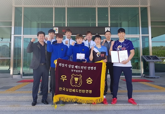 밀양시청 배드민턴 선수단이 우승 기념촬영을 하고 있다. (사진=밀양시)