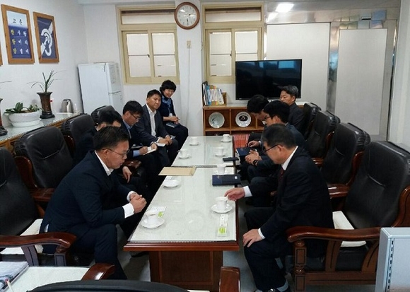 김용무 부산병무청장(왼쪽 첫 번째)이 울산 메아리학교를 방문해 사회복무요원 복무관리에 적극적인 협조를 당부하고 있다. (사진=부산병무청)