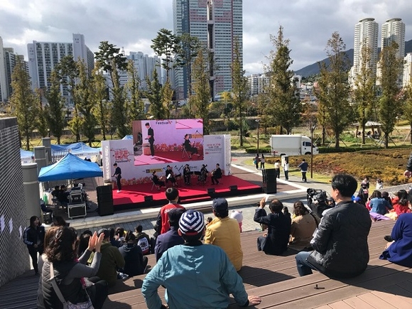 지난 27일 부산시민공원에서 열린 '시민과 함께하는 글로벌인문학 페스티벌' 행사 모습. (사진=부산외대)
