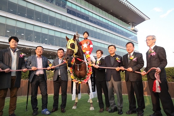제2회 김해시장배 대상경주에서 우승을 차지한 '킹삭스'와 허성곤 김해시장, 김형수 김해시의회 의장 등 관계자들이 기념사진을 찍고 있다. (사진=렛츠런파크 부경)