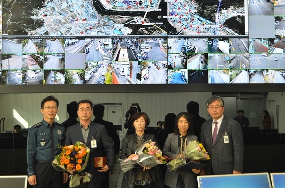 왼쪽부터 김만수 밀양경찰서장, 밀양시 안전재난관리과 김무종 주무관, 관제요원 이상희, 김현숙씨, 김진출 행정국장. (사진=밀양시)