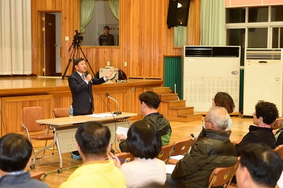허성곤 김해시장이 29일 부곡초등학교에서 열린 '김해시 소각시설 현대화사업 주민과 대화의 시간' 자리에서 주민들에게 협조를 요청하고 있다. (사진=김해시)