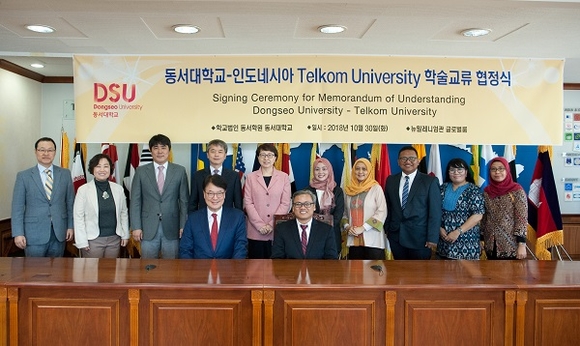 동서대 조증성 부총장(앞줄 왼쪽)과 텔콤대 아디위자야 총장(앞줄 오른쪽)을 비롯한 양 대학 관계자들이 협정식 후 기념촬영을 하고 있다. (사진=동서대)