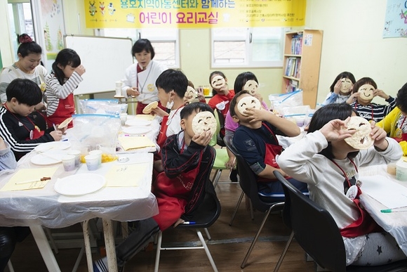 용호지역아동센터와 함께하는 어린이 요리교실 행사 모습. (사진=경성대)