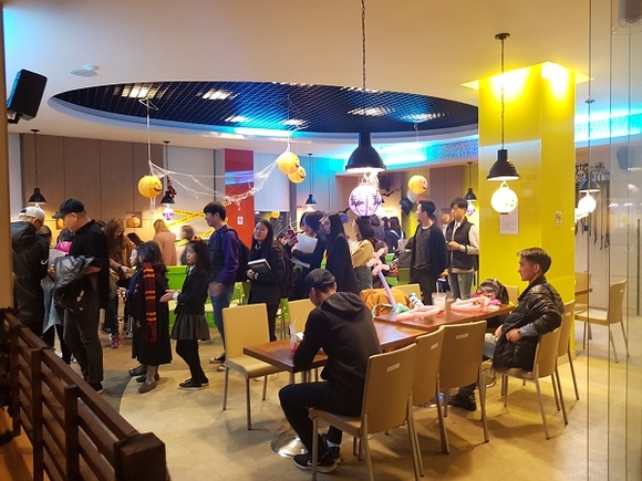 창원대 English Lounge에서 헬로윈 문화행사가 열리고 있다. (사진=창원대)