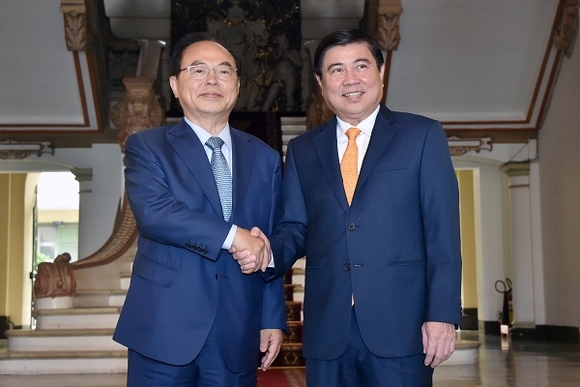 지난 2일 해외순방 중 베트남 호치민을 방문한 오거돈 부산시장(왼쪽)이 호치민시 인민위원장과 면담 후 악수를 하고 있다. (사진=부산시)