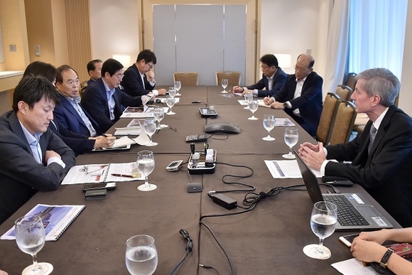 지난달 31일 싱가포르를 방문한 오 시장 등 부산시 방문단이 마리나 베이 샌즈 CEO(오른쪽)와 면담를 갖고 있다. (사진=부산시)