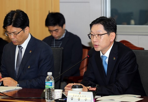 김경수 경남도지사가 여야 국회의원들에게 국비 예산 증액을 요청하고 있다. (사진=경남도)