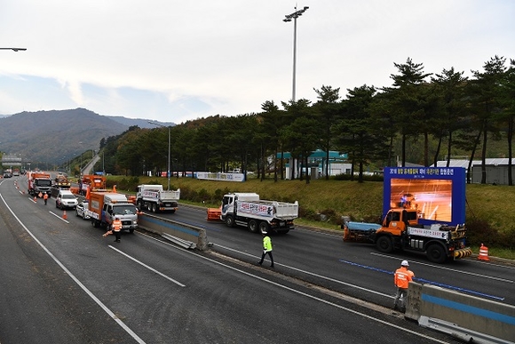 지난해 11월 영동고속도로 인천기점 230.9km 지점에서 평창 동계올림픽 대비 대규모 폭설 유관기관 합동 대응훈련 모습. (사진=도공)