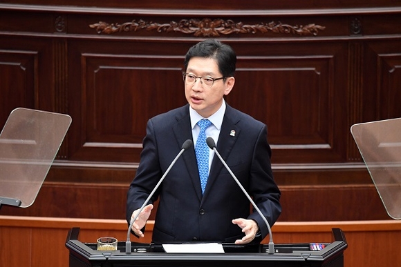 김경수 경남도지사가 6일 오후 2시 도의회 본회의장에서 열린 제359회 정례회에서 '2019년 도정 운영방향과 예산안 편성안'에 대한 시정연설을 하고 있다. (사진=경남도)