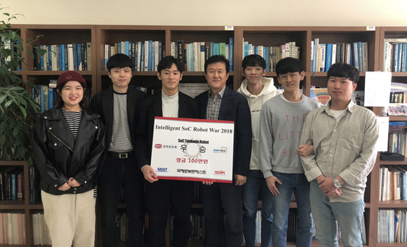 '2018 국제로봇콘테스트-지능형 SoC 로봇 워'에서 우승한 동아대 전자공학과 'ECOM'팀이 강대성 지도교수(가운데)와 기념촬영을 하고 있다. (사진제공=동아대)
