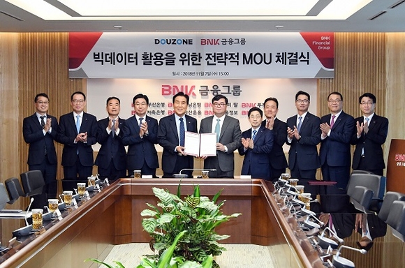 BNK금융그룹이 7일 부산은행 본점에서 ICT사업 운영업체인 (주)더존비즈온과 '빅데이터 활용을 위한 전략적 업무협약'을 체결했다. 사진 왼쪽 4번째부터 황윤철 경남은행장, BNK금융 김지완 회장, 더존비즈온 김용우 대표이사, BNK금융 박훈기 그룹디지털총괄부문장, 더존비즈온 안재봉, 서광희 상무. (사진=BNK금융)