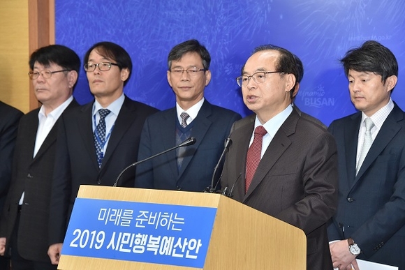 오거돈 부산시장이 8일 오전 시청 브리핑룸에서 기자회견을 열고 2019년도 예산안 편성 내용을 발표하고 있다. (사진=부산시)