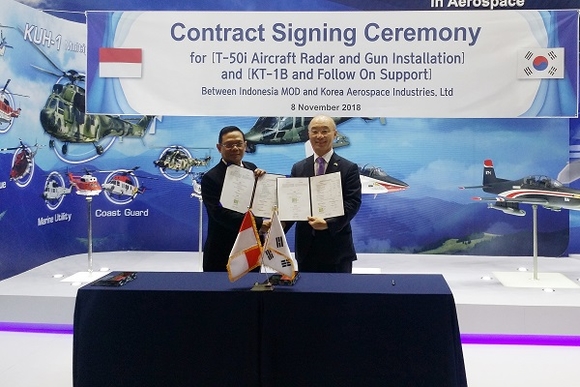 한국항공우주산업(KAI)은 8일 인도네시아 국방부와 약 1000억 원 규모의 추가 계약을 체결했다. 사진 왼쪽부터 인니 국방부 스띠아지 시설획득청장, KAI 김조원 사장. (사진=KAI)
