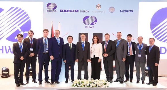 남부발전 신정식 사장(왼쪽 6번째)이 요르단 대한풍력 착공식에 참석한 주요 내빈과 기념촬영을 하고 있다. (사진=남부발전)