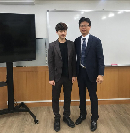 동아대학교 창업지원단 소속 창업동아리 'P&B' 대표 윤치영 학생(왼쪽)과 지도교수인 곽병탁 창업중점교수. (사진제공=동아대)