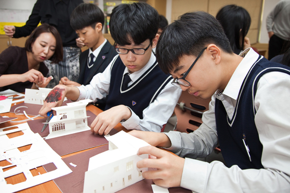 7일 부산 용호중학교 1학년 학생 29명과 건축가 체험 프로그램을 진행하고 있다. (사진제공=HUG)