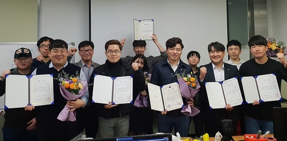 9일 경남지식재산 전략대회 시상식에서 수상한 학생들이 기념촬영을 하고 있다. (사진=경남대)