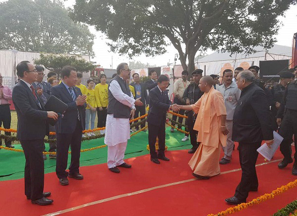 지난 9일 인도를 방문한 허성곤 김해시장(가운데 왼쪽)이 허왕후 기념비 제막식장에서 우타르프라데시(UP)주 총리와 만나 악수를 하고 있다. (사진=김해시)