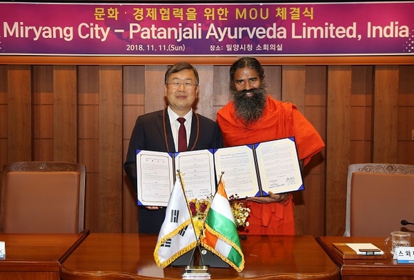 왼쪽부터 박일호 밀양시장, 파탄잘리 아유르베다社 스와미 람데브 대표. (사진=밀양시)