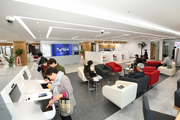 부산은행 미래형 영업점인 구서동지점에서 고객이 통장개설, 체크(현금)카드 발급 등 창구 업무를 직접 처리할 수 있는 STM(Self Teller Machine)을 이용하고 있다. (사진=부산은행)