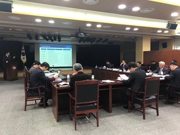 경남도는 12일 도청에서 창원대학교 등 학계 관계자와 한국세라믹기술원, 재료연구소, 경남테크노파크 등 세라믹 관련 기관, 시군 관계자 등이 참석한 가운데 '경남 세라믹산업 중장기 육성전략 용역' 최종보고회를 가졌다. (사진=경남도)