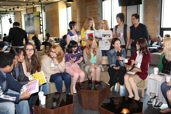 부산외대 학생들과 외국인 유학생들이 글로벌라운지에서 탄뎀활동을 진행하고 있다. (사진=부산외대)