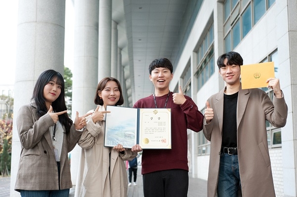 '제8회 부산시 SNS 콘텐츠' 공모전에서 대상을 차지한 동서대 팀(왼쪽부터 방송영상전공 이유승, 김소현, 강범철, 김민우 학생)이 기념촬영을 하고 있다. (사진=동서대)