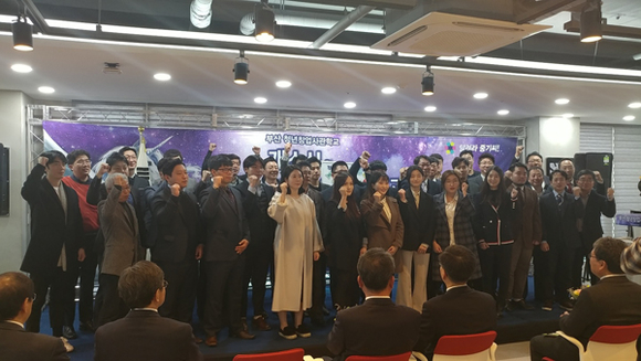 13일 부산 모라동 소재 부산벤처타워에서 열린 부산청년창업사관학교 개소식에서 관계자들이 기념촬영을 하고 있다. (사진제공=부산중기청)