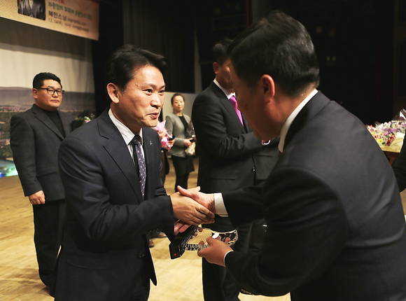김진한 KT&G 사회공헌실장(중앙 왼쪽)과 박기도 경주시 시민행정국장(오른쪽). (사진=KT&G)
