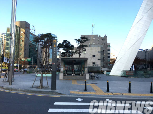 아이파크타워는 지하철 9호선 6번 출구 바로 옆에 위치해있다. (사진=김유림 기자)