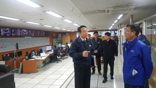 유영록 김포시장이 부산교통공사 관제실에서 관계자로부터 LTE-R방식을 적용하고 있는 1호선 시스템에 대해 설명을 듣고 있다(사진= 김진부 기자)