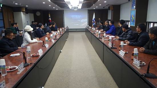 김포시 언론인 등 방문단이 부산교통공사를 방문해 재난안전망LTE-R에 대해 설명을 듣고 있다(사진= 김진부 기자)