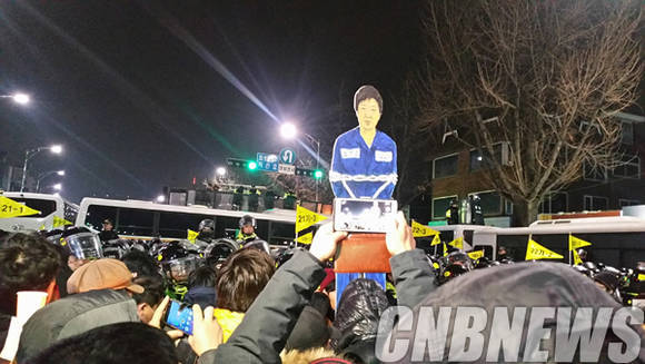 지난 26일 열린 제5차 촛불집회에서 수의를 입고 쇠사슬에 묶인 대통령 모형이 등장했다. (사진=CNB포토뱅크)