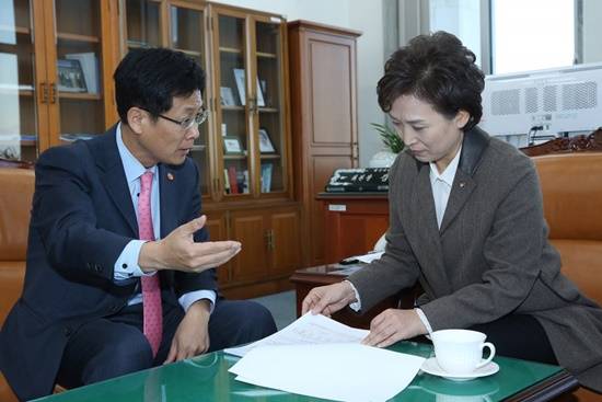 최성 대도시 시장협의회장(고양시장)은 김현미 국회 예산결산특별위원장을 만나 국회차원의 누리과정 예산 문제 해결을 요청했다(사진= 고양시)