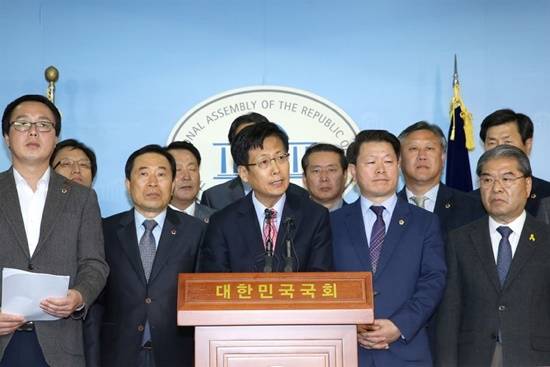 최성 대도시 시장협의회장(고양시장)이 18개 수도권 선출직 공동대표단과 합동으로 국회에서 누리과정 정상화에 대한 강력한 촉구를 하고 있다(사진= 고양시)
