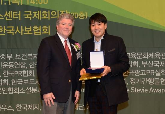 2016 대한민국 커뮤니케이션 대상 시상식에서 파주시 공보팀 스튜디오 뉴스제작 진형덕(우측)씨가 파주투데이 방송부문 최우수상을 수상하고 있다(사진= 파주시)
