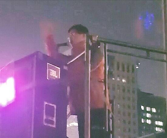 3일 밤 광화문 촛불집회에 참여한 최성 고양시장이 시민발언대에서 9일 여의도에 모이자고 촉구하고 있다(사진= 김진부 기자)