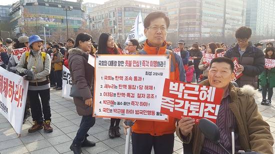 최성 고양시장이 일산문화광장에 모인 고양시민들과 거리행진을 하고 있다. 이날 백석역까지 행진 후 시민들과 함께 광화문으로 향했다(사진= 김진부 기자)