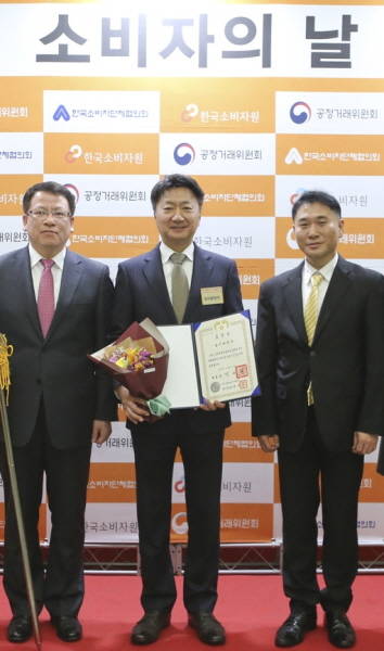 최호진 동아제약 사장(가운데)과 동아제약 직원들이 제21회 소비자의 날 기념식에서 대통령 표창을 수상 한 뒤 기념촬영을 하고 있다. (사진=동아제약)