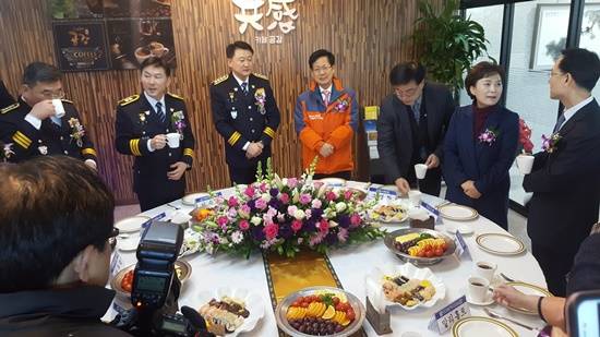 6일 오전 고양시의 일산서부경찰서 개서식에 앞서 이철성 경찰청장, 최성 고양시장, 소영환 고양시의회 의장, 김현미 국회의원 등이 담화를 나누고 있다(사진= 김진부 기자)
